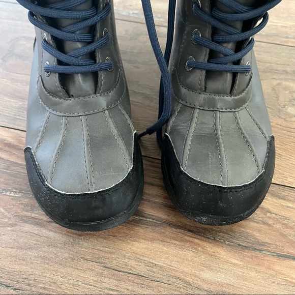 {preloved} Adirondack Boy’s Ugg Boots - Picture 2 of 7